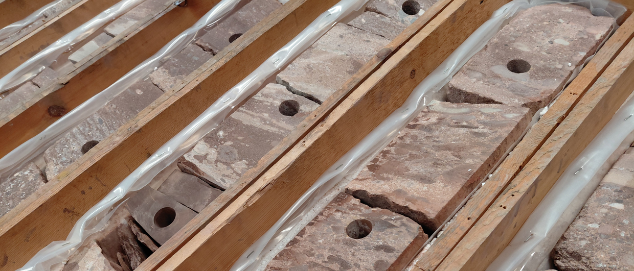 Dead oil traces in a lonely pebble bed