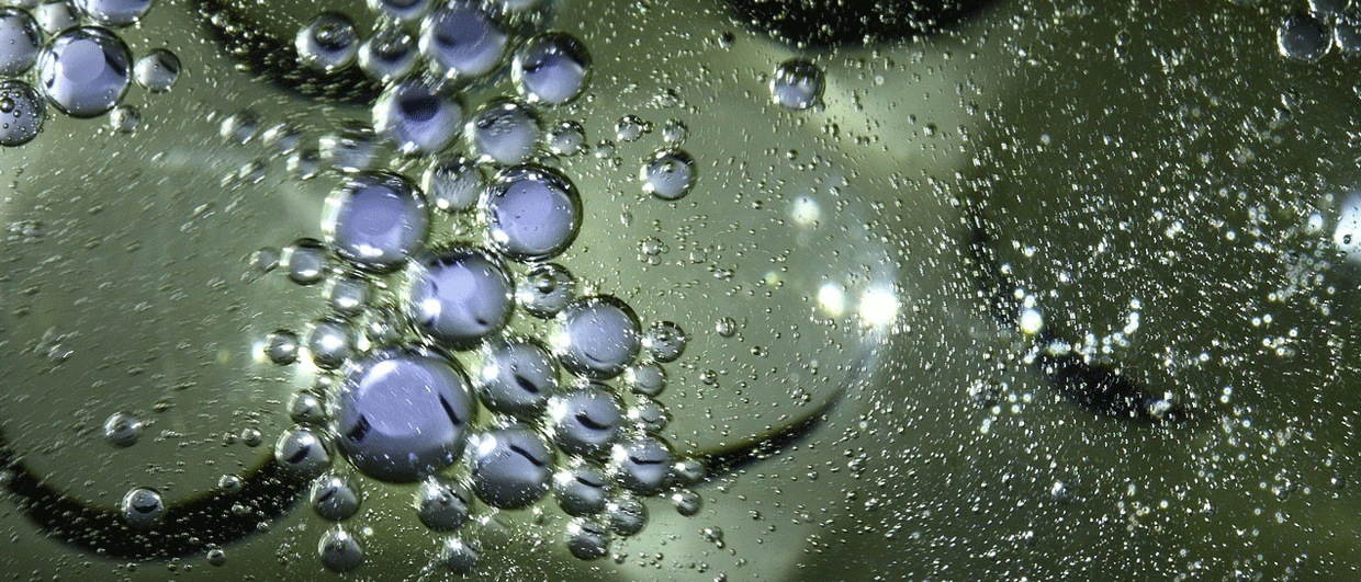 How to generate an oil accumulation in a gas-prone petroleum system?